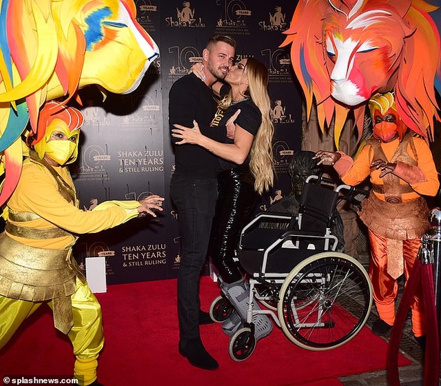 Katie Price đi xe lăn dự sự kiện cùng bồ trẻ - 4 Katie Price đi xe lăn dự sự kiện cùng bồ trẻ - 4
