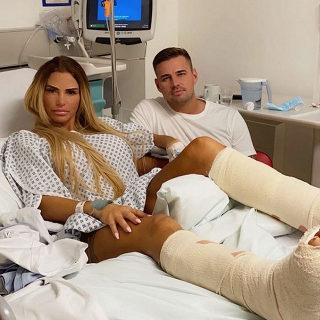 Katie Price đi xe lăn dự sự kiện cùng bồ trẻ - 9 Katie Price đi xe lăn dự sự kiện cùng bồ trẻ - 9