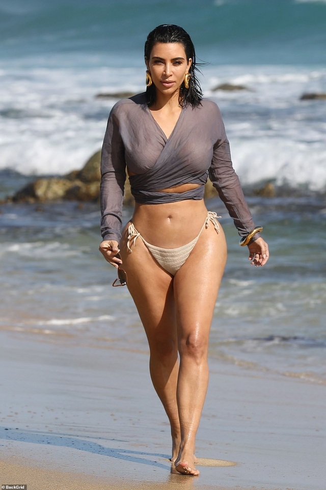 Kim Kardashian quyến rũ sải bước trên biển - 1 Kim Kardashian quyến rũ sải bước trên biển - 1