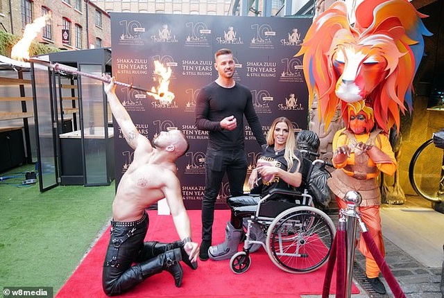 Katie Price đi xe lăn dự sự kiện cùng bồ trẻ - 3 Katie Price đi xe lăn dự sự kiện cùng bồ trẻ - 3