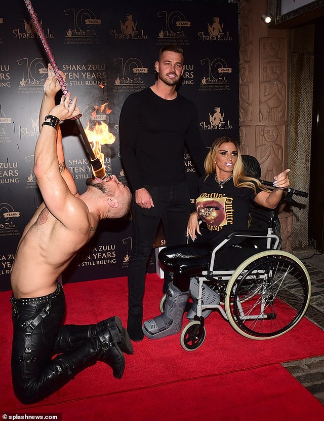 Katie Price đi xe lăn dự sự kiện cùng bồ trẻ - 5 Katie Price đi xe lăn dự sự kiện cùng bồ trẻ - 5
