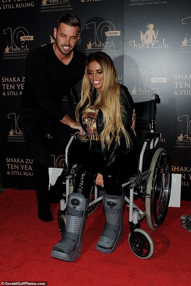 Katie Price đi xe lăn dự sự kiện cùng bồ trẻ - 6 Katie Price đi xe lăn dự sự kiện cùng bồ trẻ - 6