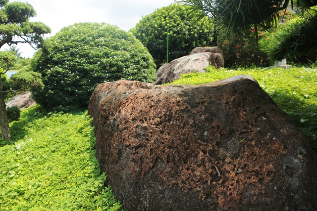Đại gia làm hồ cá Koi, đồi nhân tạo bằng 100 tấn “đá bán quý” - 5 Đại gia làm hồ cá Koi, đồi nhân tạo bằng 100 tấn “đá bán quý” - 5