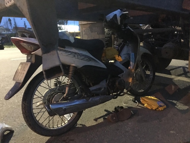 Xe máy chui tọt vào gầm xe đầu kéo, người văng ra ngoài - 2 Xe máy chui tọt vào gầm xe đầu kéo, người văng ra ngoài - 2