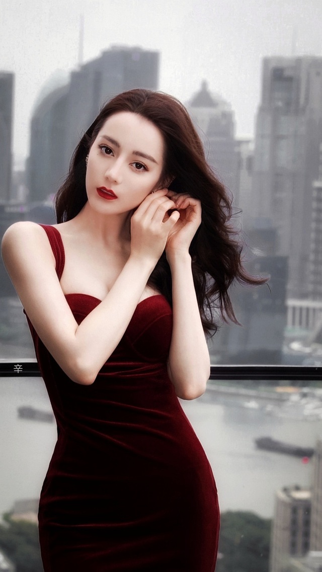 Địch Lệ Nhiệt Ba mặc ngày càng gợi cảm, phóng khoáng - 1 Địch Lệ Nhiệt Ba mặc ngày càng gợi cảm, phóng khoáng - 1