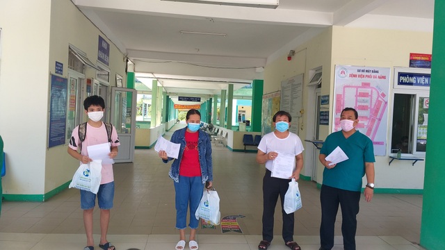 Bệnh nhân mắc Covid-19 vui mừng trong ngày ra viện - 1 Bệnh nhân mắc Covid-19 vui mừng trong ngày ra viện - 1