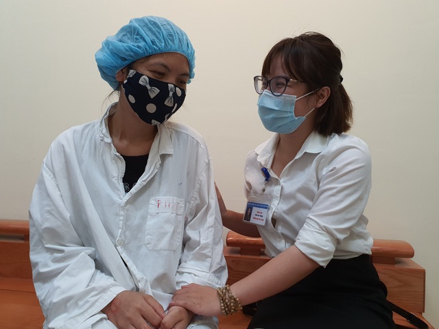 Báo Dân trí trao nóng 20 triệu đồng giúp người đàn ông nghèo ghép tim - 3 Báo Dân trí trao nóng 20 triệu đồng giúp người đàn ông nghèo ghép tim - 3