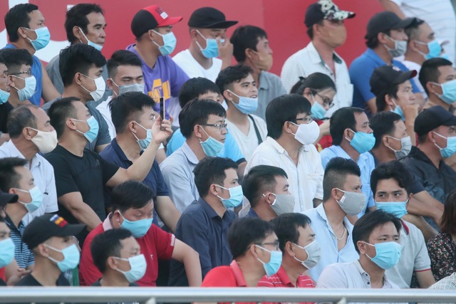 Khán giả Bà Rịa Vũng Tàu háo hức xem Công Phượng toả sáng - 2 Khán giả Bà Rịa Vũng Tàu háo hức xem Công Phượng toả sáng - 2