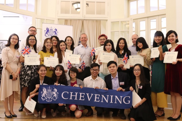 Đại sứ Anh Gareth Ward gặp gỡ 20 học giả Việt giành học bổng Chevening - 5 Đại sứ Anh Gareth Ward gặp gỡ 20 học giả Việt giành học bổng Chevening - 5