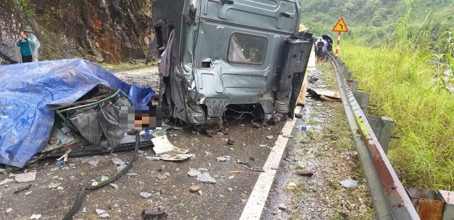 Xe đầu kéo lao vào vách núi, 2 người tử vong - 2 Xe đầu kéo lao vào vách núi, 2 người tử vong - 2