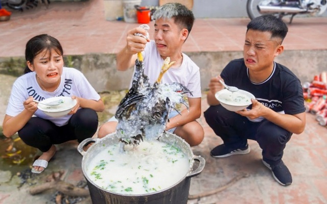 Kinh hãi trào lưu “ăn tươi nuốt sống” ghê rợn trên YouTube - 1 Kinh hãi trào lưu “ăn tươi nuốt sống” ghê rợn trên YouTube - 1