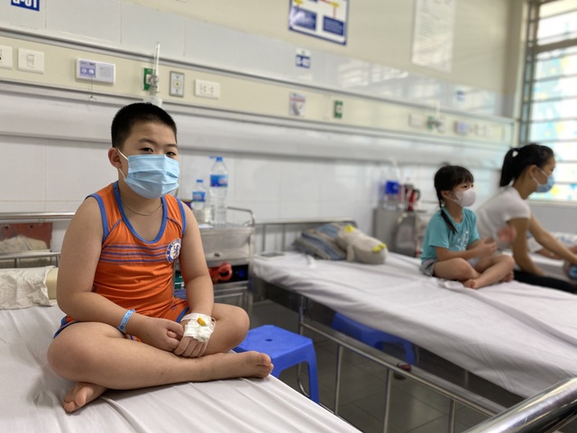 Cao điểm sốt xuất huyết, cha mẹ tuyệt đối tránh sai lầm này khi con bị sốt - 3