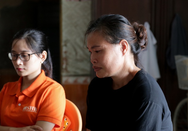 Báo Dân trí cùng Ngân hàng SHB trao sổ tiết kiệm giúp người phụ nữ ung thư - 4 Báo Dân trí cùng Ngân hàng SHB trao sổ tiết kiệm giúp người phụ nữ ung thư - 4