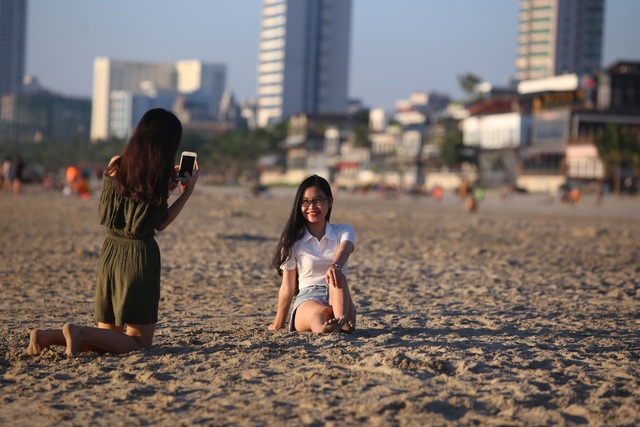 Nhịp sống sôi động đã trở lại trên bãi biển Đà Nẵng - 9