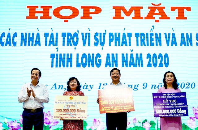 Bộ trưởng Đào Ngọc Dung tặng 300 triệu đồng giúp người có công xây nhà - 4 Bộ trưởng Đào Ngọc Dung tặng 300 triệu đồng giúp người có công xây nhà - 4