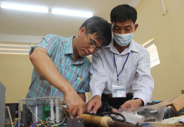 Phú Yên: Thầy giáo trường nghề sáng chế máy trợ thở - 3 Phú Yên: Thầy giáo trường nghề sáng chế máy trợ thở - 3