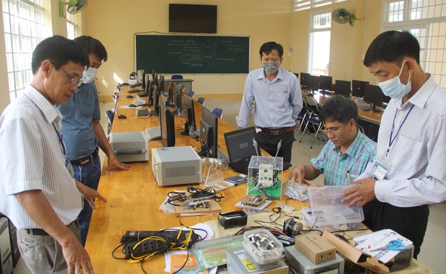 Phú Yên: Thầy giáo trường nghề sáng chế máy trợ thở - 2 Phú Yên: Thầy giáo trường nghề sáng chế máy trợ thở - 2