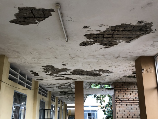 Thầy trò nơm nớp lo sợ khi học tập trong ngôi trường có nguy cơ đổ sập - 10 Thầy trò nơm nớp lo sợ khi học tập trong ngôi trường có nguy cơ đổ sập - 10