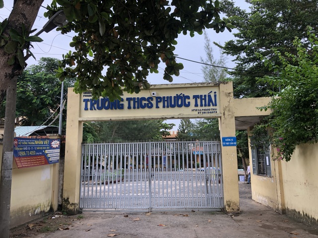 Thầy trò nơm nớp lo sợ khi học tập trong ngôi trường có nguy cơ đổ sập - 12 Thầy trò nơm nớp lo sợ khi học tập trong ngôi trường có nguy cơ đổ sập - 12