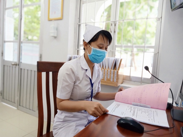 Hy sinh thầm lặng của nữ điều dưỡng 30 tuổi chăm sóc bệnh nhân Covid-19 - 1 Hy sinh thầm lặng của nữ điều dưỡng 30 tuổi chăm sóc bệnh nhân Covid-19 - 1