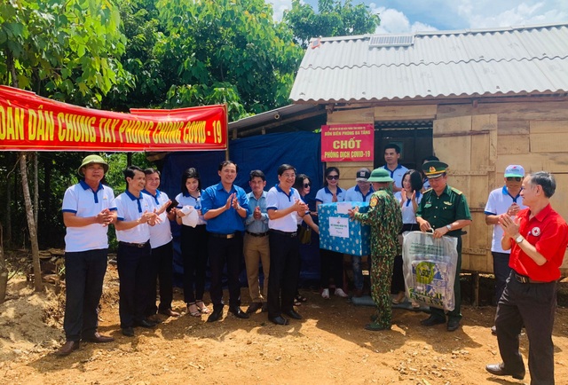 Tặng quà các chốt biên phòng, nhân dân và Trường mầm non xã miền núi - 1 Tặng quà các chốt biên phòng, nhân dân và Trường mầm non xã miền núi - 1