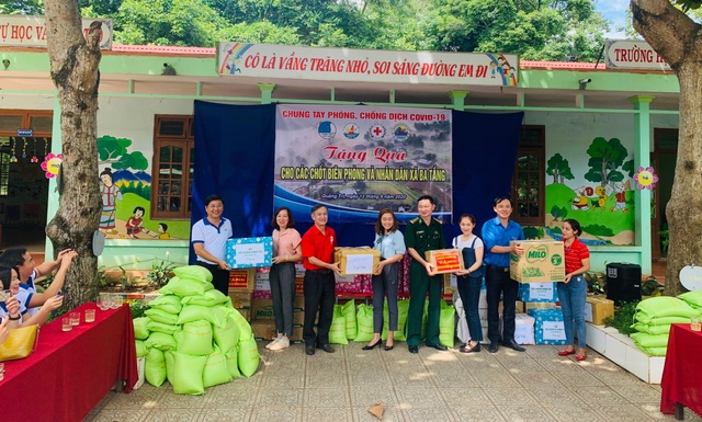 Tặng quà các chốt biên phòng, nhân dân và Trường mầm non xã miền núi - 3 Tặng quà các chốt biên phòng, nhân dân và Trường mầm non xã miền núi - 3