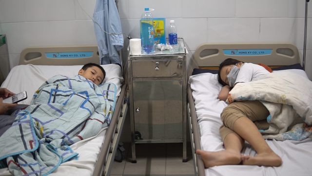 Dùng bữa tại trường, gần 100 học sinh có biểu hiện ngộ độc thực phẩm - 6 Dùng bữa tại trường, gần 100 học sinh có biểu hiện ngộ độc thực phẩm - 6