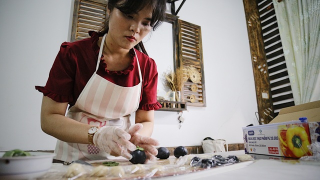 Cô gái 9x bỏ việc ở ngân hàng đi bán bánh ngọt - 1 Cô gái 9x bỏ việc ở ngân hàng đi bán bánh ngọt - 1