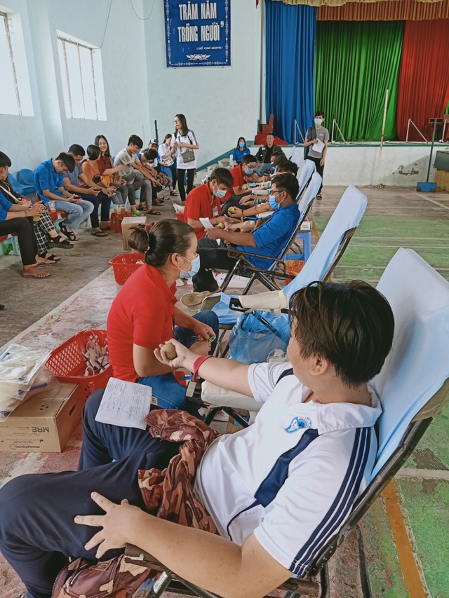 Sinh viên Bạc Liêu hăng hái hiến máu tình nguyện ngay đầu năm học mới - 4 Sinh viên Bạc Liêu hăng hái hiến máu tình nguyện ngay đầu năm học mới - 4