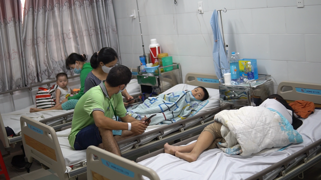 Dùng bữa tại trường, gần 100 học sinh có biểu hiện ngộ độc thực phẩm - 2 Dùng bữa tại trường, gần 100 học sinh có biểu hiện ngộ độc thực phẩm - 2