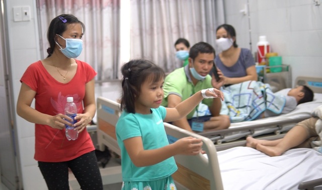 Dùng bữa tại trường, gần 100 học sinh có biểu hiện ngộ độc thực phẩm - 1 Dùng bữa tại trường, gần 100 học sinh có biểu hiện ngộ độc thực phẩm - 1