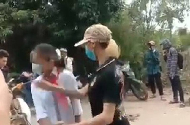 Nữ sinh bị chặn đánh trên đường đi học về do mâu thuẫn từ facebook - 1 Nữ sinh bị chặn đánh trên đường đi học về do mâu thuẫn từ facebook - 1