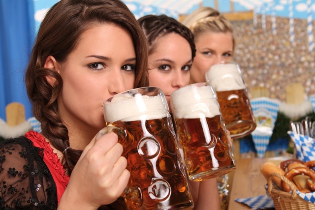 Có nên ăn trước khi uống rượu bia để tránh bị nôn mửa không?