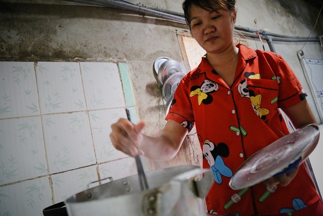 Nữ công nhân chật vật mưu sinh vì công ty cắt giảm nhân sự - 3 Nữ công nhân chật vật mưu sinh vì công ty cắt giảm nhân sự - 3