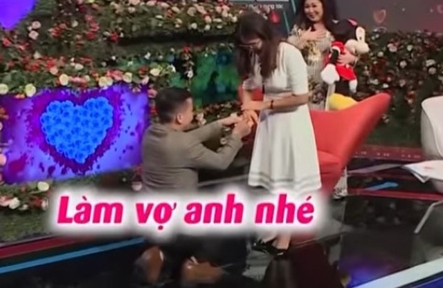 Cô gái chưa từng yêu ai được anh giám đốc quỳ gối cầu hôn trong show hẹn hò - 2 Cô gái chưa từng yêu ai được anh giám đốc quỳ gối cầu hôn trong show hẹn hò - 2