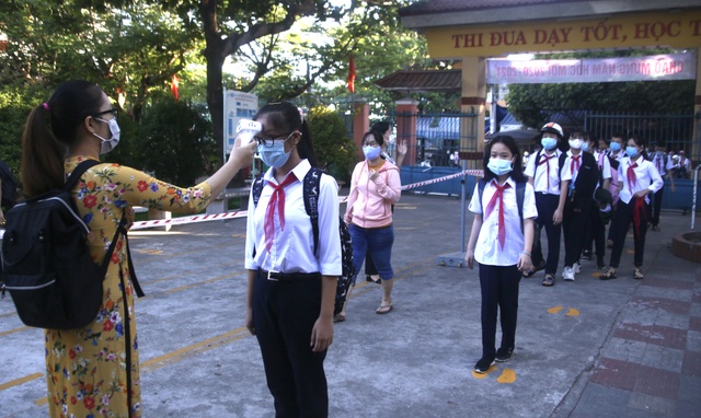 Ngày đầu học sinh Đà Nẵng đến trường: Siết chặt phòng, chống dịch Covid-19 - 1
