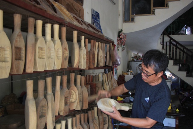 Nghệ nhân 40 năm “giữ hồn” cho chiếc bánh Trung thu truyền thống - 1 Nghệ nhân 40 năm “giữ hồn” cho chiếc bánh Trung thu truyền thống - 1