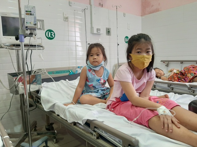 Nạn nhân nghi ngộ độc thực phẩm tại trường học tiếp tục gia tăng - 3 Nạn nhân nghi ngộ độc thực phẩm tại trường học tiếp tục gia tăng - 3
