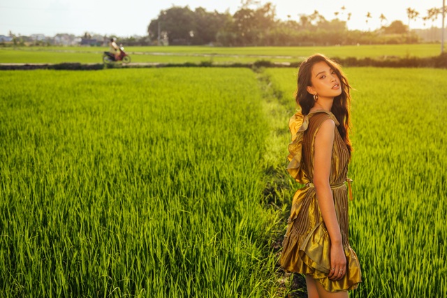 Hoa hậu Tiểu Vy “đẹp lạ” trong buổi sáng bình dị đến nao lòng ở Hội An - 19 Hoa hậu Tiểu Vy “đẹp lạ” trong buổi sáng bình dị đến nao lòng ở Hội An - 19
