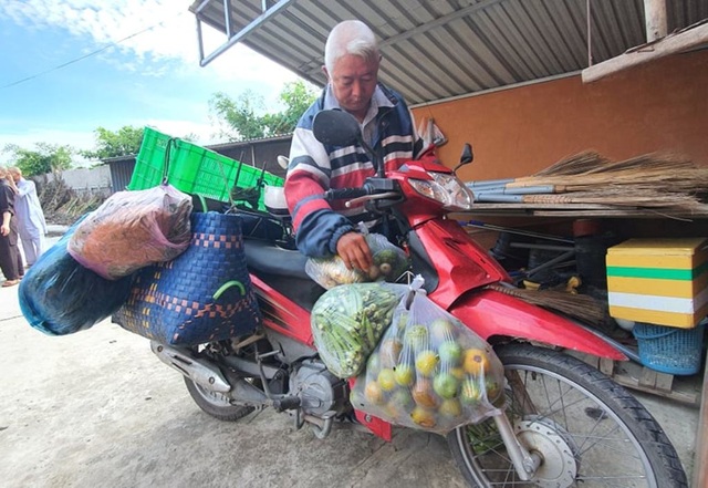 Người đàn ông ở Cần Thơ 15 năm làm shipper miễn phí cho các nhà chùa - 1 Người đàn ông ở Cần Thơ 15 năm làm shipper miễn phí cho các nhà chùa - 1