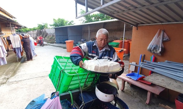 Người đàn ông ở Cần Thơ 15 năm làm shipper miễn phí cho các nhà chùa - 7 Người đàn ông ở Cần Thơ 15 năm làm shipper miễn phí cho các nhà chùa - 7