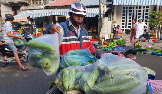 Người đàn ông ở Cần Thơ 15 năm làm shipper miễn phí cho các nhà chùa - 2 Người đàn ông ở Cần Thơ 15 năm làm shipper miễn phí cho các nhà chùa - 2