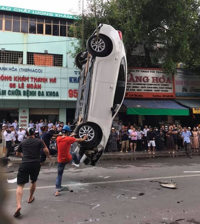 Tranh cãi tình huống xe Mazda 3 lật ngửa sau cú đâm ngang sườn Toyota Camry - 3 Tranh cãi tình huống xe Mazda 3 lật ngửa sau cú đâm ngang sườn Toyota Camry - 3