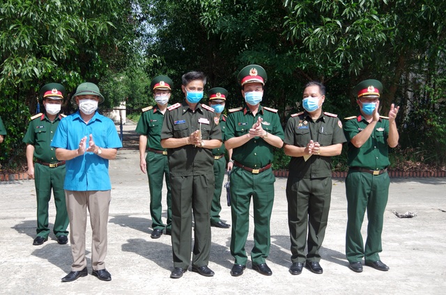 Bộ Tư lệnh Quân khu 4 hỗ trợ 100 triệu đồng các sĩ quan Lào ở khu cách ly - 1 Bộ Tư lệnh Quân khu 4 hỗ trợ 100 triệu đồng các sĩ quan Lào ở khu cách ly - 1