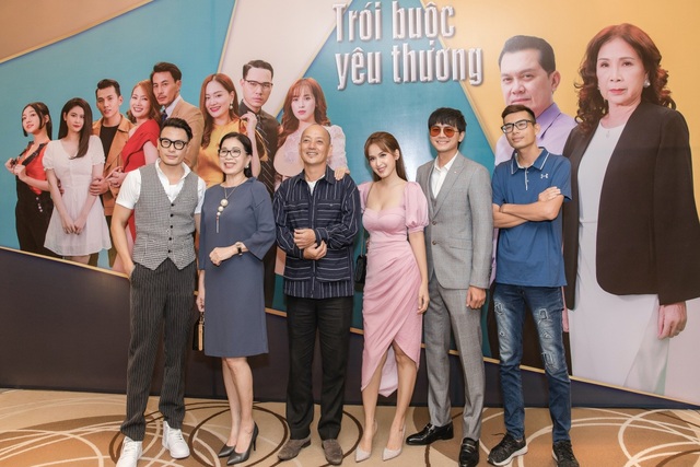 Văn Anh cởi áo che chắn giúp bà xã Tú Vi tránh sự cố “lộ hàng” - 4 Văn Anh cởi áo che chắn giúp bà xã Tú Vi tránh sự cố “lộ hàng” - 4