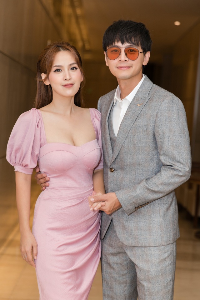 Văn Anh cởi áo che chắn giúp bà xã Tú Vi tránh sự cố “lộ hàng” - 1 Văn Anh cởi áo che chắn giúp bà xã Tú Vi tránh sự cố “lộ hàng” - 1