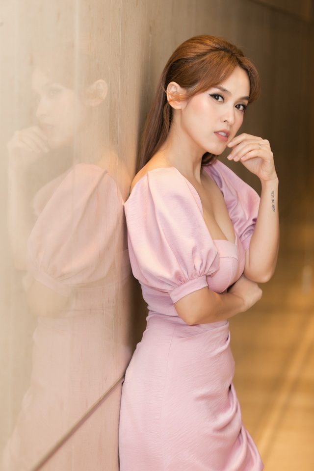 Văn Anh cởi áo che chắn giúp bà xã Tú Vi tránh sự cố “lộ hàng” - 8 Văn Anh cởi áo che chắn giúp bà xã Tú Vi tránh sự cố “lộ hàng” - 8
