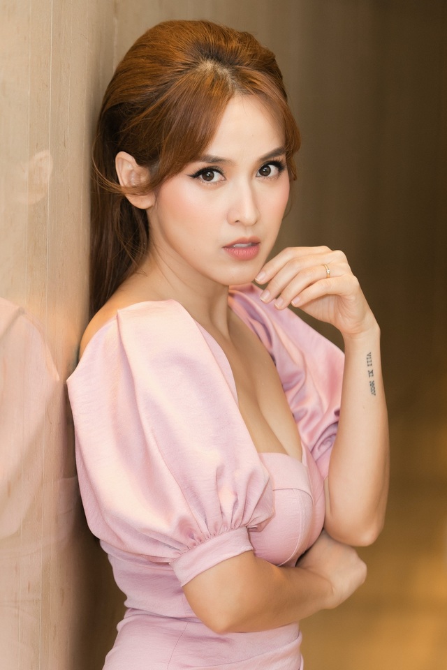 Văn Anh cởi áo che chắn giúp bà xã Tú Vi tránh sự cố “lộ hàng” - 6 Văn Anh cởi áo che chắn giúp bà xã Tú Vi tránh sự cố “lộ hàng” - 6