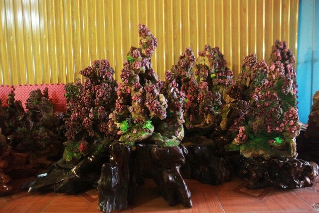 Chiêm ngưỡng hòn non bộ được ghép từ đá ruby có giá gần 2 tỷ đồng - 5 Chiêm ngưỡng hòn non bộ được ghép từ đá ruby có giá gần 2 tỷ đồng - 5
