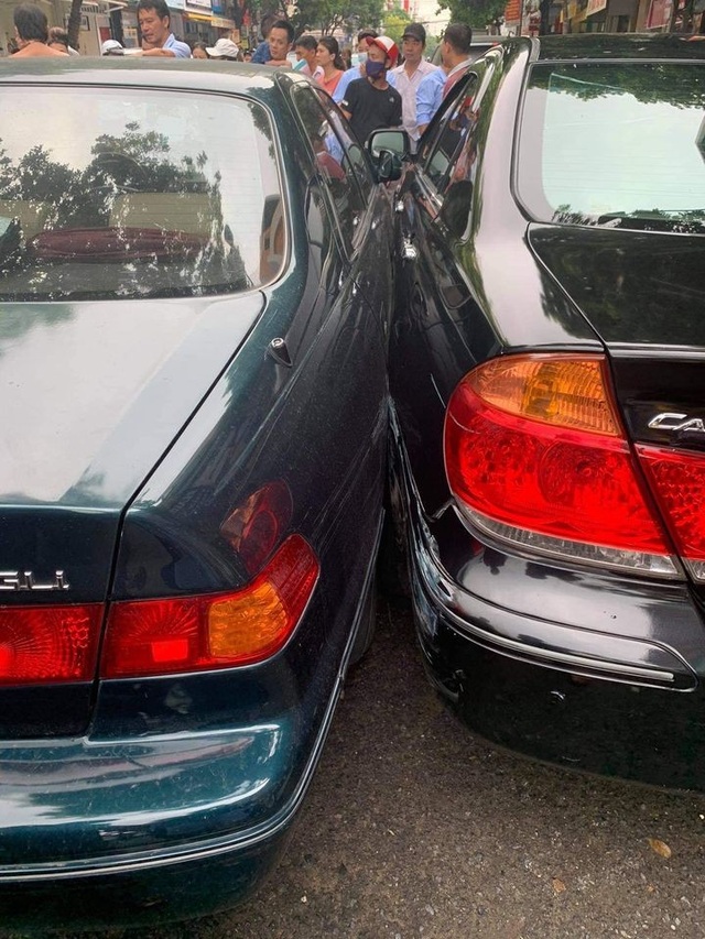 Tranh cãi tình huống xe Mazda 3 lật ngửa sau cú đâm ngang sườn Toyota Camry - 2 Tranh cãi tình huống xe Mazda 3 lật ngửa sau cú đâm ngang sườn Toyota Camry - 2